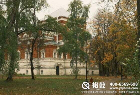 　　樓宇自控系統(tǒng)是指利用自動(dòng)控制技術(shù)、信息技術(shù)等高新技術(shù)完成對(duì)建筑物能耗控制、安全監(jiān)控、效率提升等多個(gè)方面的全方位監(jiān)測(cè)與控制，從而實(shí)現(xiàn)更智能化、更環(huán)保的管理。與傳統(tǒng)的建筑物管理相比，樓宇自控系統(tǒng)可以提高能源利用效率、減少人工管理成本，具有廣泛的應(yīng)用前景。  　　一、樓宇自控系統(tǒng)的基本架構(gòu)  　　樓宇自控系統(tǒng)主要由三個(gè)部分組成：傳感器、控制器、執(zhí)行器。其中，傳感器負(fù)責(zé)采集樓內(nèi)各類信息，如環(huán)境溫度、濕度、光照強(qiáng)度、CO2濃度等;控制器對(duì)采集到的信息進(jìn)行處理并發(fā)出控制指令;執(zhí)行器則根據(jù)指令執(zhí)行相關(guān)操作，如控制燈光、空調(diào)、風(fēng)機(jī)等。  　　二、樓宇自控系統(tǒng)的應(yīng)用范圍  　　樓宇自控系統(tǒng)廣泛應(yīng)用于商業(yè)大廈、醫(yī)院、酒店、工業(yè)廠房等多個(gè)場(chǎng)景。在商業(yè)大廈中，它幫助管理員實(shí)現(xiàn)對(duì)空調(diào)、照明等設(shè)備的集中控制，提高辦公環(huán)境的舒適度，同時(shí)幫助降低能源消耗，降低企業(yè)運(yùn)營(yíng)成本。在醫(yī)院中，樓宇自控系統(tǒng)可以對(duì)空氣質(zhì)量進(jìn)行實(shí)時(shí)監(jiān)測(cè)，保障病人安全。在酒店中，它可以根據(jù)客人房間使用情況自動(dòng)調(diào)節(jié)溫度，提高客人體驗(yàn)。在工業(yè)廠房中，樓宇自控系統(tǒng)可以監(jiān)測(cè)生產(chǎn)環(huán)境中的聲、光、溫度等參數(shù)，從而保證自動(dòng)化控制的工藝流程達(dá)到最佳狀態(tài)，提高工業(yè)生產(chǎn)效率。  　　三、樓宇自控系統(tǒng)的發(fā)展前景  　　隨著人們對(duì)建筑舒適度和節(jié)能環(huán)保的需求不斷提高，樓宇自控系統(tǒng)的市場(chǎng)需求也在不斷擴(kuò)大。預(yù)計(jì)到2025年，全球樓宇自控系統(tǒng)市場(chǎng)規(guī)模將達(dá)到250億美元。同時(shí)，隨著技術(shù)的不斷升級(jí)，樓宇自控系統(tǒng)將被應(yīng)用于更加智慧化、自主化的建筑物，這將進(jìn)一步推動(dòng)樓宇智能化的發(fā)展。  　　以上就是關(guān)于樓宇自控系統(tǒng)的一些基本情況，相信讀完本文，大家對(duì)樓宇自控系統(tǒng)的工作原理及應(yīng)用有了一定的了解。隨著技術(shù)的不斷進(jìn)步，樓宇自控系統(tǒng)的應(yīng)用前景將會(huì)越來(lái)越廣闊。